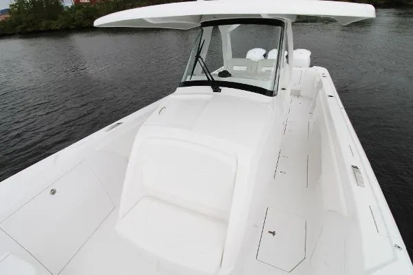 Slide: The Image of Intrepid 375 Nomad SE 2024 - 8