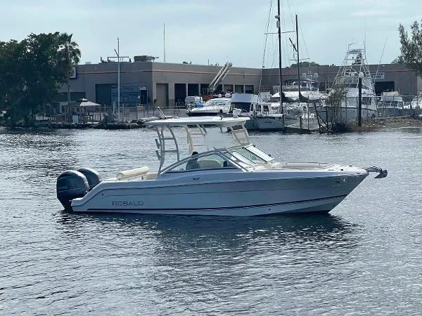 Slide: The Image of Robalo 247 Dual Console 2017 - 0