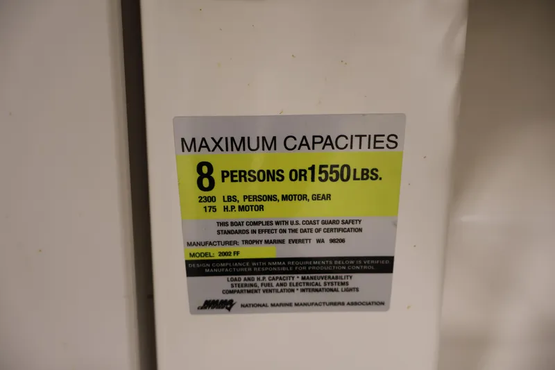 Slide: The Image of Capacity label on 2004 Trophy 2002 Walkaround boat, max 8 persons or 1550 lbs. - 31