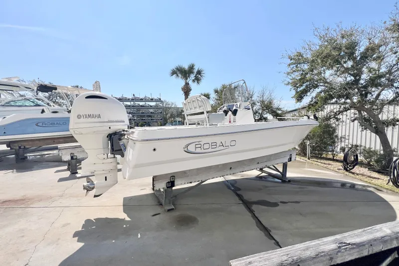Slide: The Image of 2019 Robalo 206 Cayman boat with Yamaha engine, displayed outdoors on a sunny day. - 4