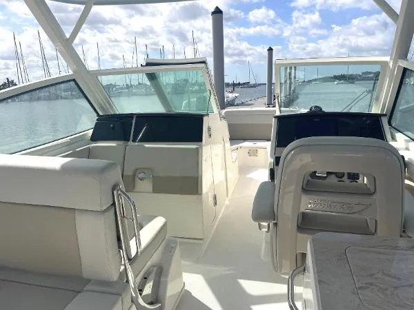 Slide: The Image of Boston Whaler 280 Vantage 2023 - 10