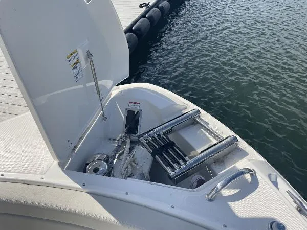 Slide: The Image of Boston Whaler 280 Vantage 2023 - 6