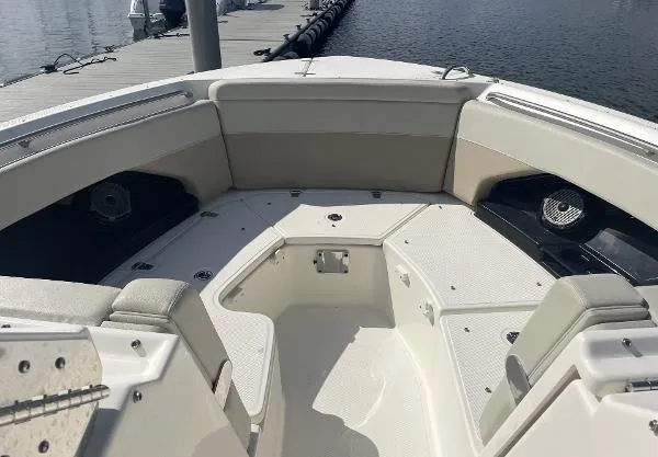 Slide: The Image of Boston Whaler 280 Vantage 2023 - 7