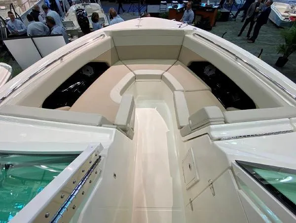 Slide: The Image of Boston Whaler 280 Vantage 2023 - 8