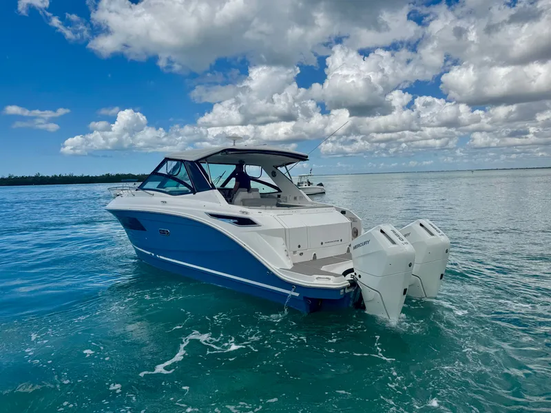 Slide: The Image of Sea Ray Sundancer 320 Outboard 2025 - 15