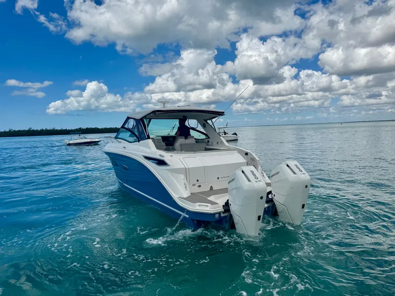 Slide: The Image of Sea Ray Sundancer 320 Outboard 2025 - 16