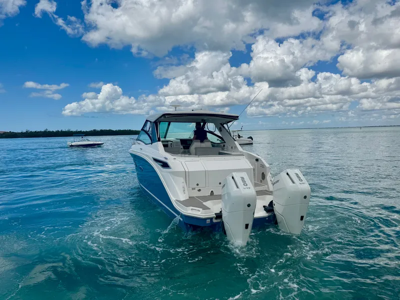 Slide: The Image of Sea Ray Sundancer 320 Outboard 2025 - 17