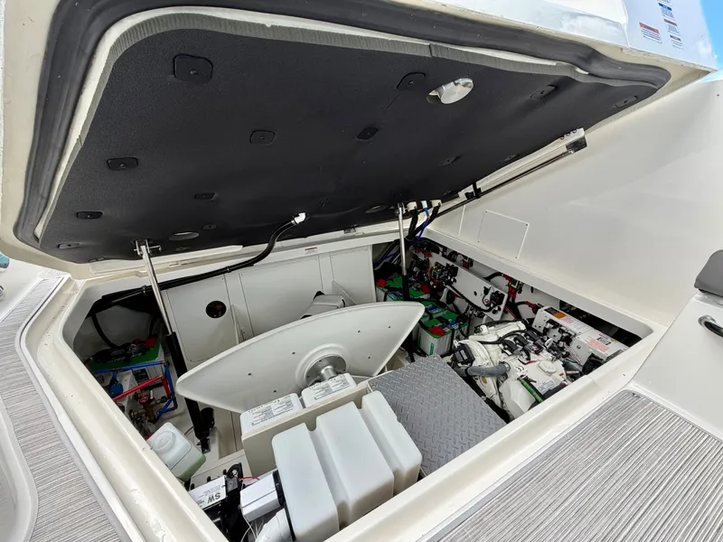 Slide: The Image of Sea Ray Sundancer 320 Outboard 2025 - 4