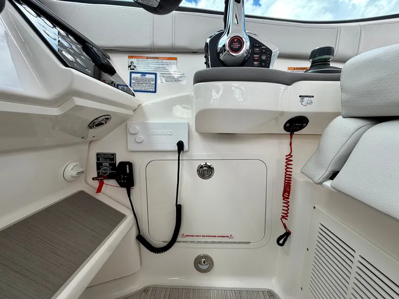 Slide: The Image of Sea Ray Sundancer 320 Outboard 2025 - 42