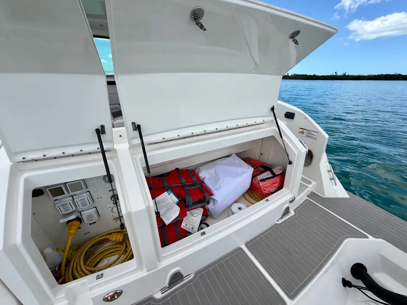 Slide: The Image of Sea Ray Sundancer 320 Outboard 2025 - 53
