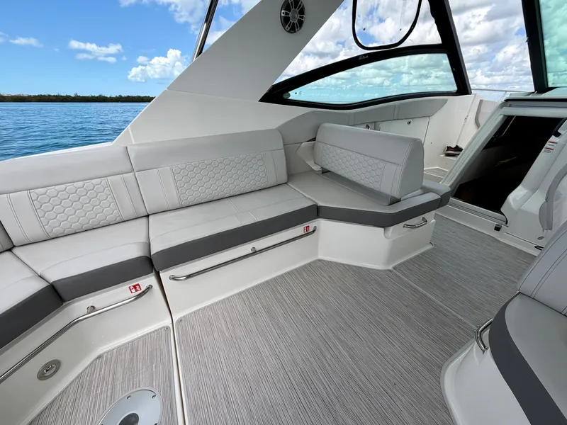 Slide: The Image of Sea Ray Sundancer 320 Outboard 2025 - 8