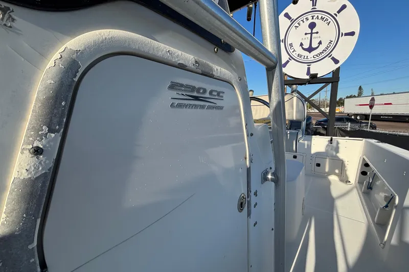 Slide: The Image of 2004 Hydra-Sports Lightning 230 CC boat at Afy's Tampa dealership. - 59