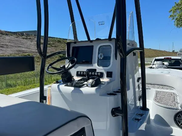 Slide: The Image of Contender 25 Bay 2022 - 4