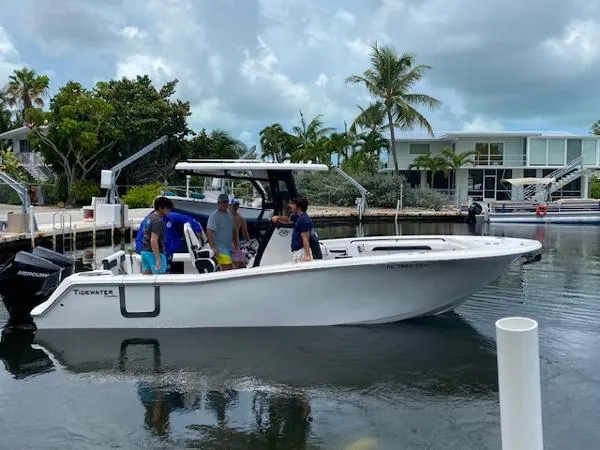 Slide: The Image of Tidewater 256 Adventurer 2022 - 0