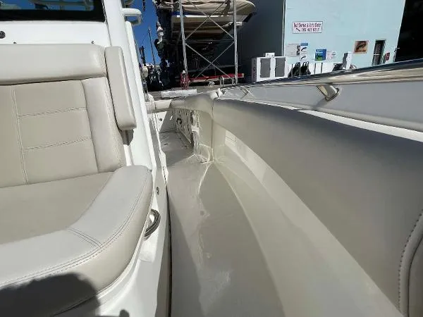 Slide: The Image of Boston Whaler 250 Outrage 2022 - 10