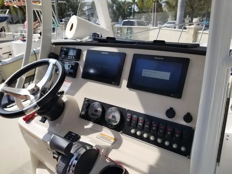 Slide: The Image of Boston Whaler Dauntless 240 2018 - 5