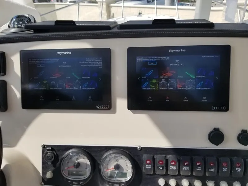 Slide: The Image of Boston Whaler Dauntless 240 2018 - 7