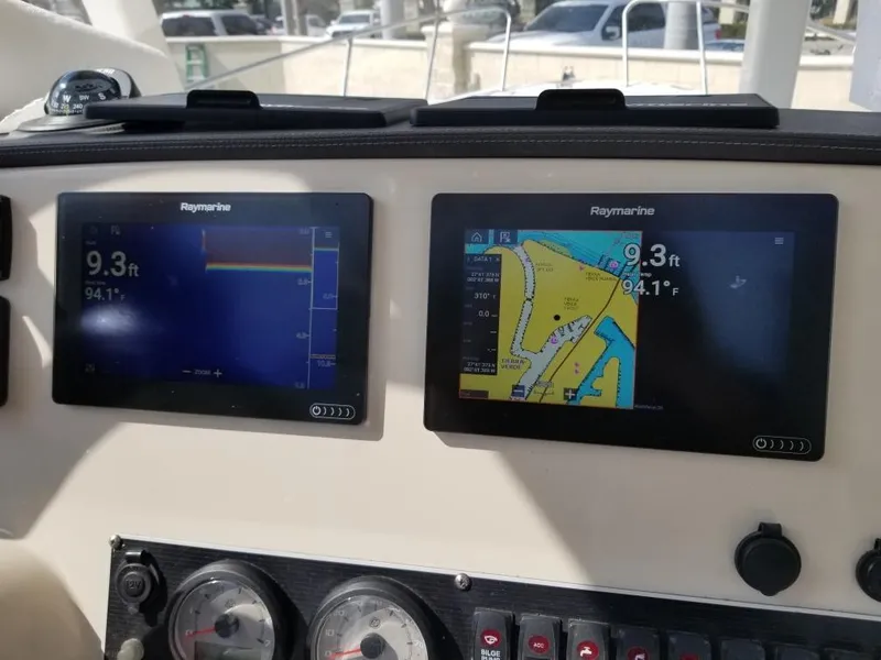 Slide: The Image of Boston Whaler Dauntless 240 2018 - 8
