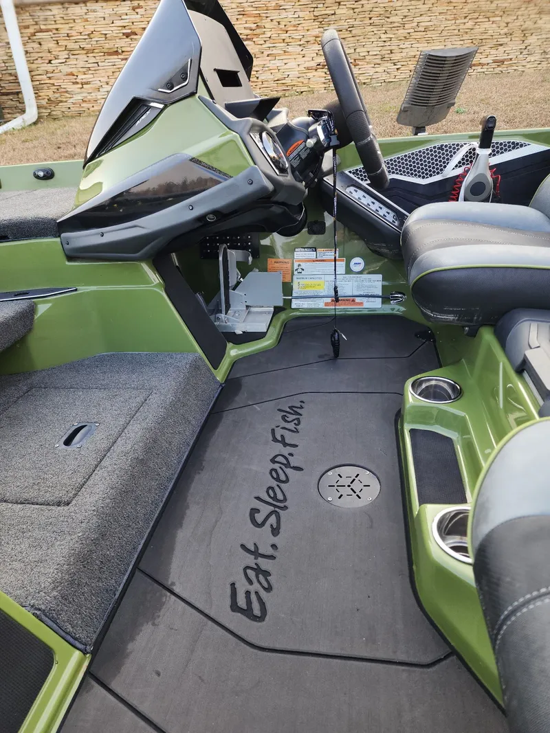 Slide: The Image of Skeeter FXR21 2022 - 10