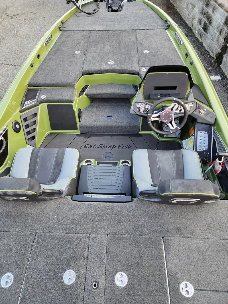 Slide: The Image of Skeeter FXR21 2022 - 4