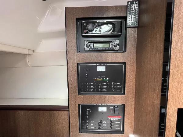 Slide: The Image of Monterey 295 Sport Yacht 2018 - 11