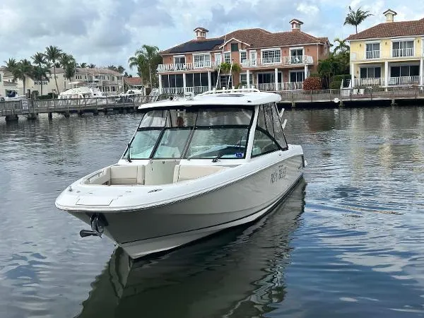 Slide: The Image of Boston Whaler 320 Vantage 2020 - 1