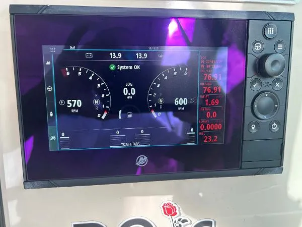 Slide: The Image of Boston Whaler 320 Vantage 2020 - 10
