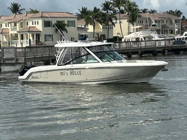 Slide: The Image of Boston Whaler 320 Vantage 2020 - 2