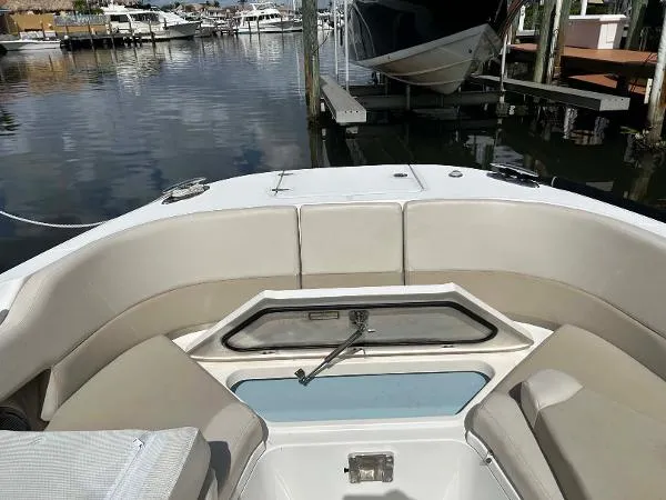 Slide: The Image of Boston Whaler 320 Vantage 2020 - 4