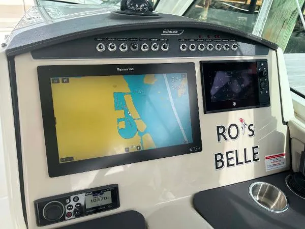 Slide: The Image of Boston Whaler 320 Vantage 2020 - 8