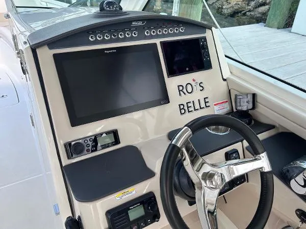 Slide: The Image of Boston Whaler 320 Vantage 2020 - 9