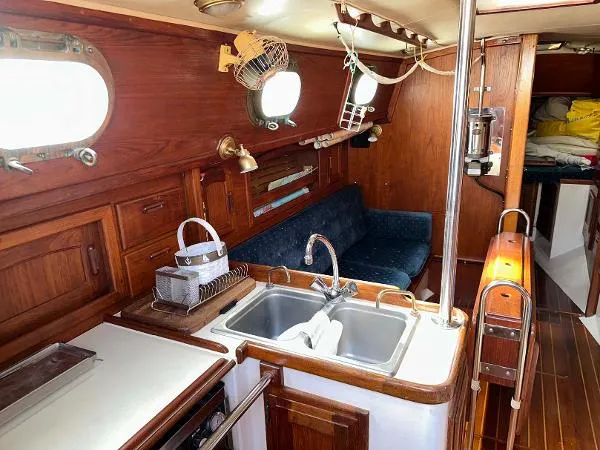 Slide: The Image of Pacific Seacraft Sloop 1988 - 10