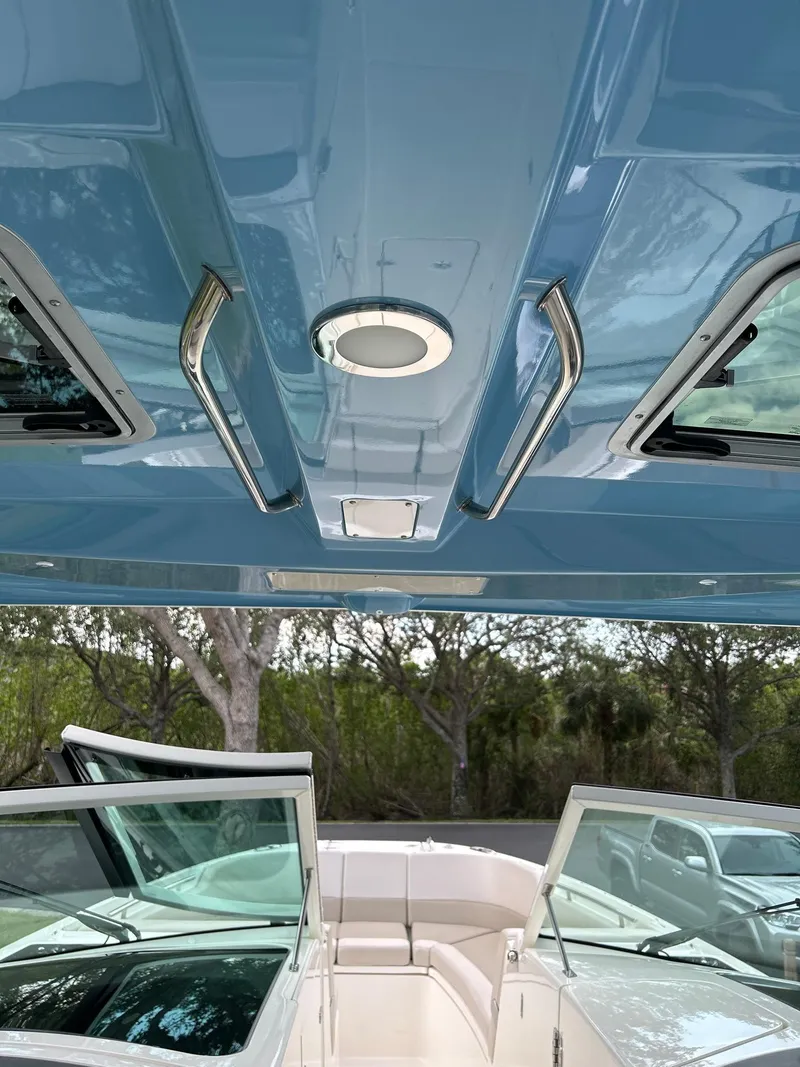 Slide: The Image of Boston Whaler 320 Vantage 2021 - 7