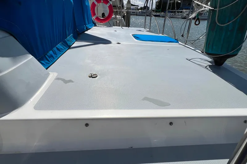 Slide: The Image of 1989 Bayliner 4285 Avanti cockpit with steering wheel, navigation equipment, and seating area. - 4