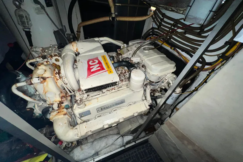 Slide: The Image of VHF radio on 1989 Bayliner 4285 Avanti boat dashboard. - 7