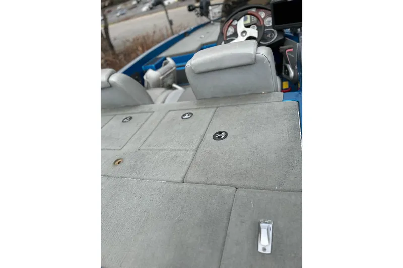 Slide: The Image of 2006 Triton Tr-186 SC boat interior with gray seating and dashboard view. - 3