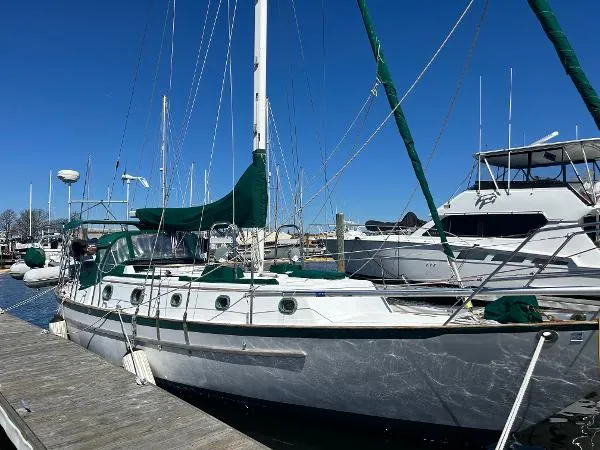 Slide: The Image of Pacific Seacraft Crealock 37 1985 - 2