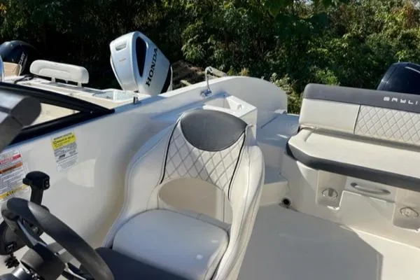 Slide: The Image of Bayliner DX 2200 2021 - 5
