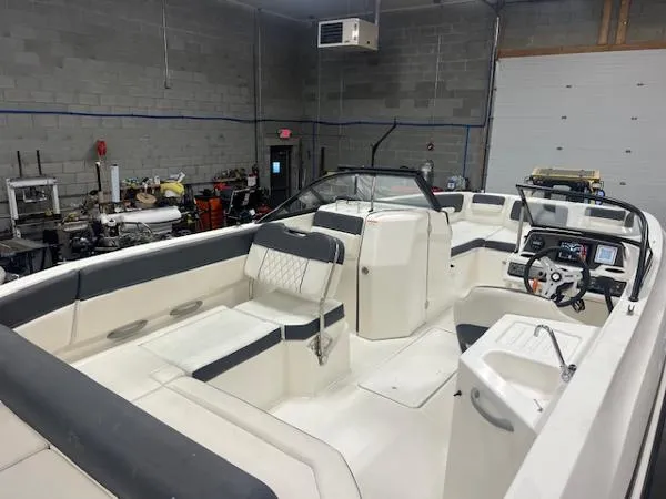 Slide: The Image of Bayliner DX 2200 2021 - 9