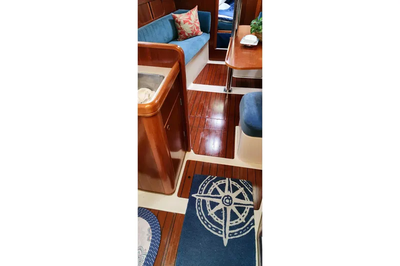 Slide: The Image of Interior of a 1999 Beneteau Oceanis 321 yacht. - 9