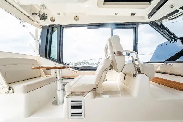 Slide: The Image of Boston Whaler 405 Conquest 2023 - 10