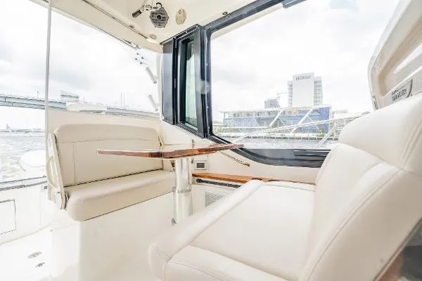 Slide: The Image of Boston Whaler 405 Conquest 2023 - 5