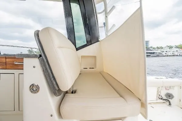 Slide: The Image of Boston Whaler 405 Conquest 2023 - 6