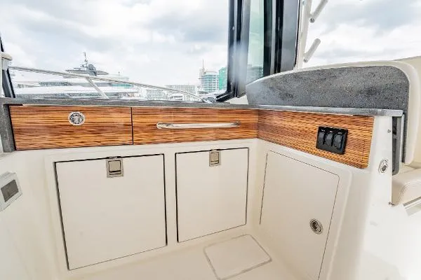Slide: The Image of Boston Whaler 405 Conquest 2023 - 8