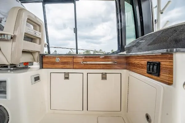 Slide: The Image of Boston Whaler 405 Conquest 2023 - 9
