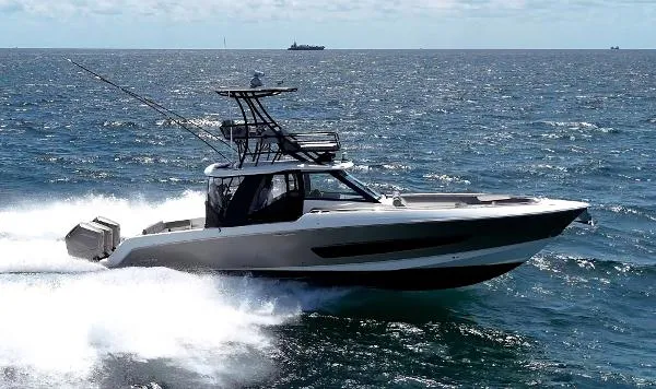 Slide: The Image of Boston Whaler 420 Outrage 2024 - 0
