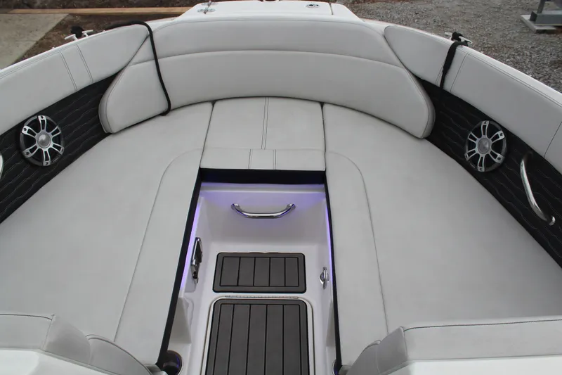 Slide: The Image of Sea Ray SPX 230 Outboard 2024 - 12