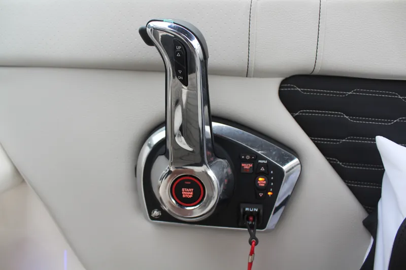 Slide: The Image of Sea Ray SPX 230 Outboard 2024 - 20