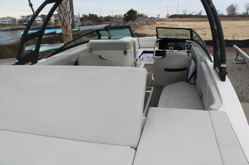 Slide: The Image of Sea Ray SPX 230 Outboard 2024 - 27