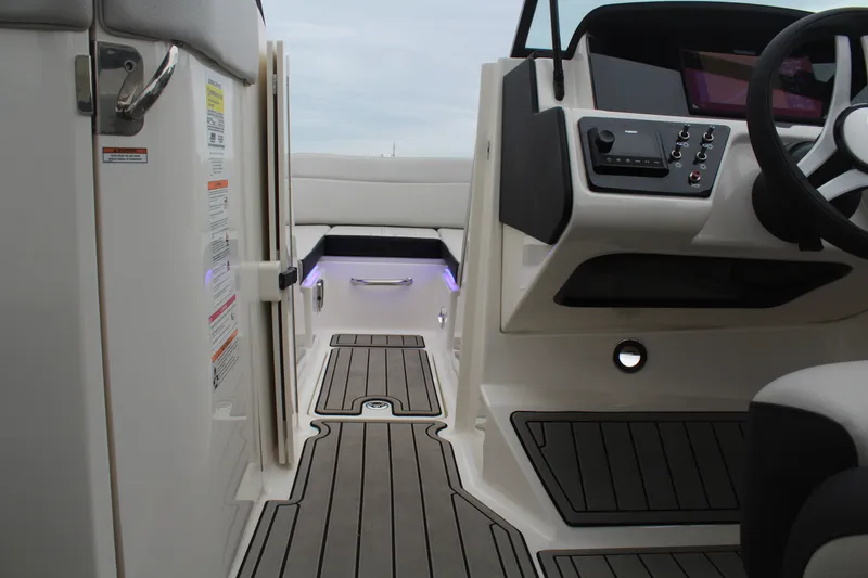 Slide: The Image of Sea Ray SPX 230 Outboard 2024 - 29
